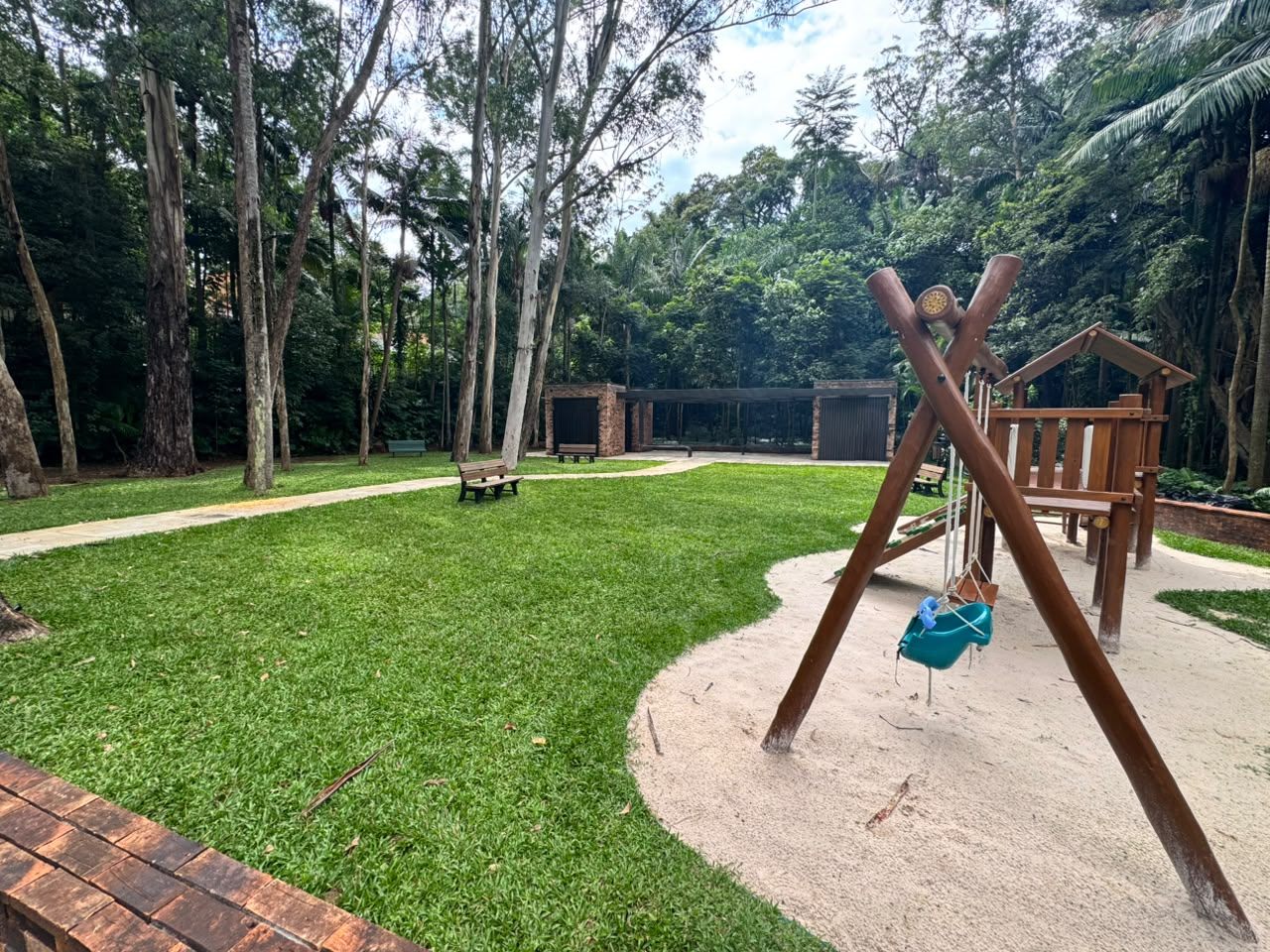 Vista ampla da área de recreação da Praça Sabiá