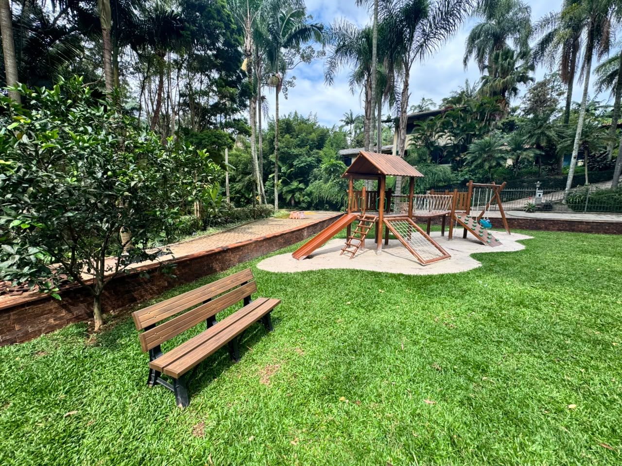 Área verde e playground da Praça Sabiá na Chácara Flora