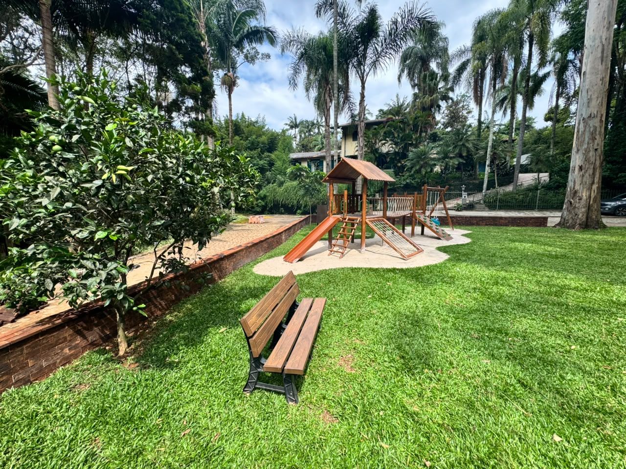 Detalhes do espaço externo e paisagismo da Praça Sabiá