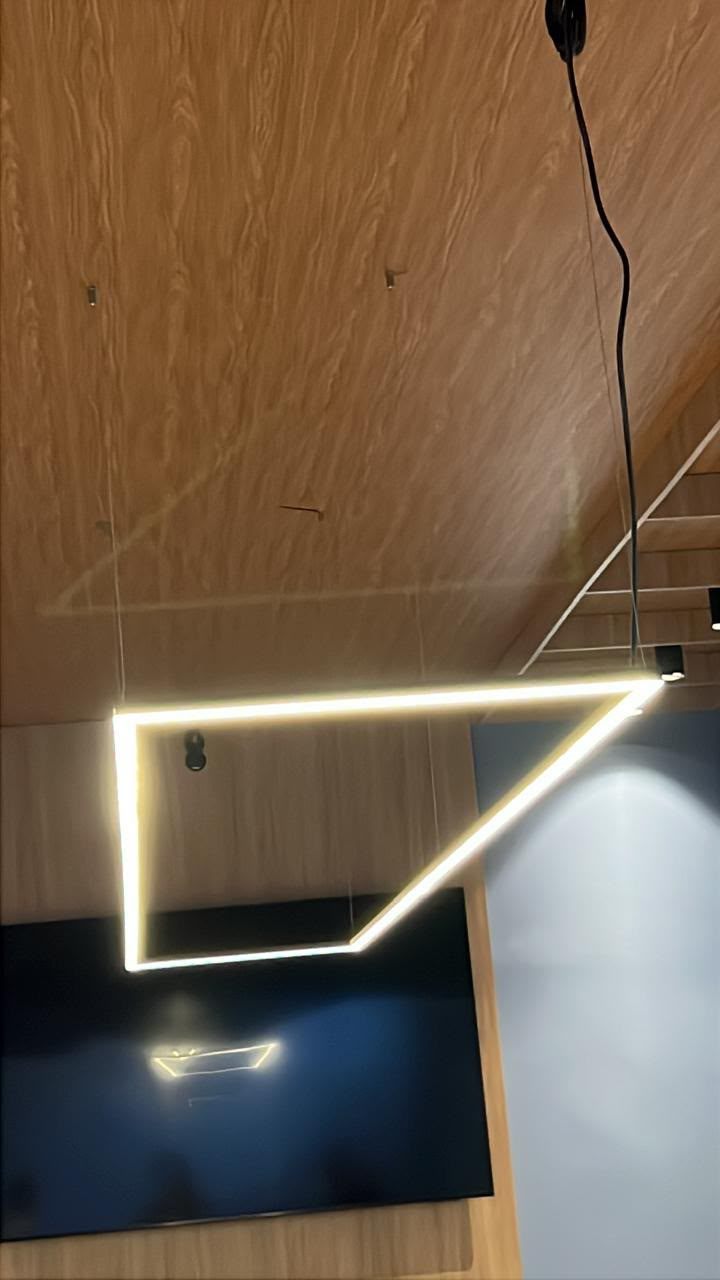 Detalhe de iluminação e revestimento no showroom Simmons
